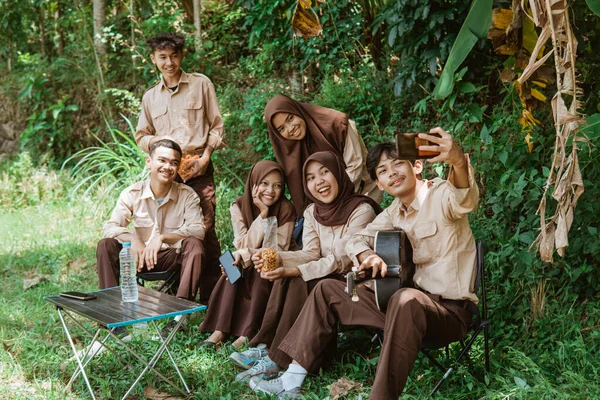 Een Groep Scouts Die Samen Selfies Nemen Terwijl Kamperen — Stockfoto