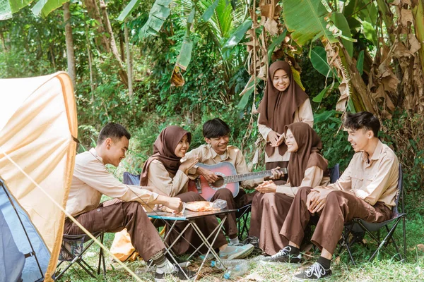 Sekelompok Pengintai Bernyanyi Menggunakan Gitar Samping Tenda — Stok Foto