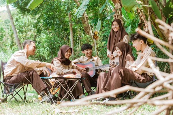 Sekelompok Pramuka Remaja Menikmati Bernyanyi Dengan Gitar Alam — Stok Foto