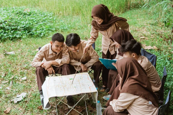 Pemimpin Kelompok Pramuka Muda Berkumpul Untuk Membahas Peta Alam — Stok Foto