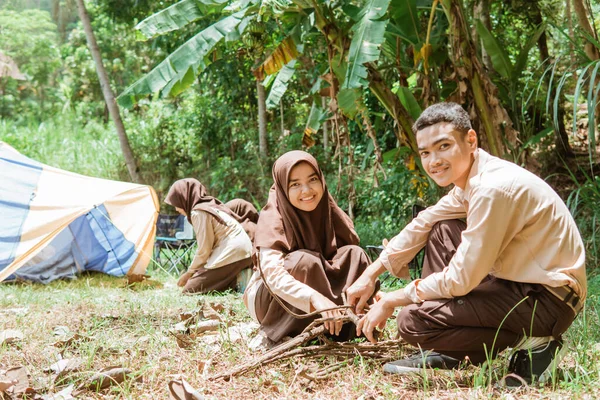 Boy Scouts Girl Scouts Souriant Caméra Tout Ramassant Bois Chauffage — Photo