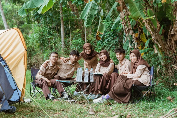 Kelompok Pramuka Muda Tersenyum Kamera Saat Berkumpul Alam — Stok Foto