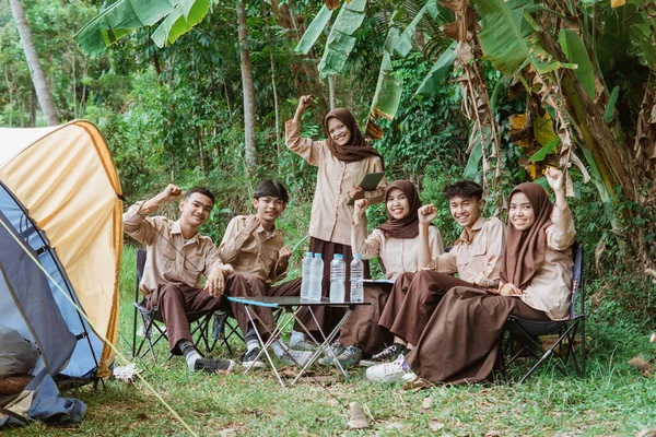 Groepen Jonge Scouts Glimlachen Naar Camera Met Handgebaren Als Symbool — Stockfoto
