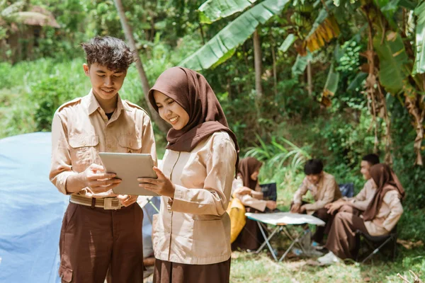 Anak Pramuka Dan Pramuka Menggunakan Tablet Digital Dengan Latar Belakang — Stok Foto