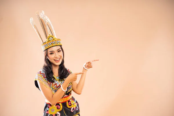 Asiatische Frau King Bibinge Lächelt Und Zeigt Auf Ihre Linke — Stockfoto