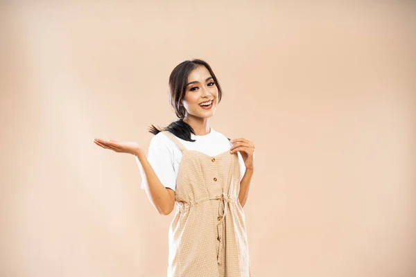 Азіатська Жінка Повсякденному Одязі Стоячи Посмішкою Піднімаючи Руку Ізольованому Фоні — стокове фото