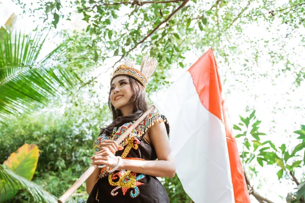 Ásia Mulher Rei Bibinge Segurando Pau Indonésia Bandeira Enquanto Natureza — Fotografia de Stock