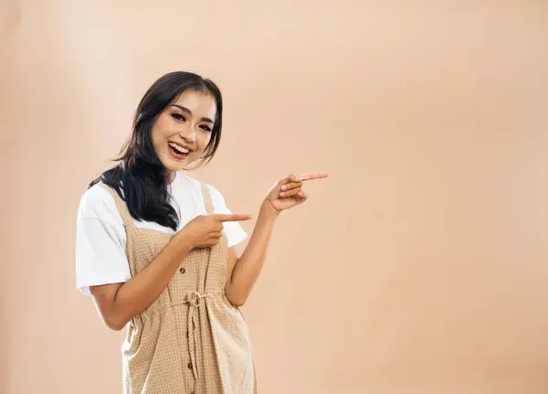 Sorrindo Mulher Asiática Roupas Casuais Apontando Seu Lado Esquerdo Fundo — Fotografia de Stock