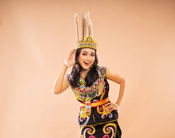 Asiatisk Kvinna Kung Bibinge Stående Och Öppna Handen Framför Örat — Stockfoto