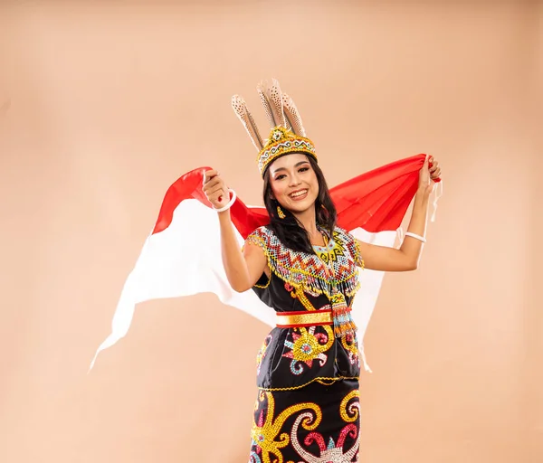 Azjatycka Kobieta Tradycyjnym Ubraniu Dayak Plemienia Chwycić Machać Indonezyjską Flagę — Zdjęcie stockowe