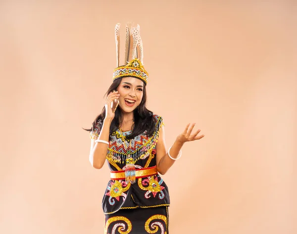 Azjatycka Kobieta Tradycyjnych Ubraniach Dayak Plemienia Podnosząc Rękę Podczas Rozmowy — Zdjęcie stockowe