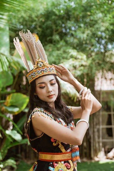 Azji Kobieta Król Bibinge Stojąc Zamkniętymi Oczami Dotknąć Jej Rękę — Zdjęcie stockowe