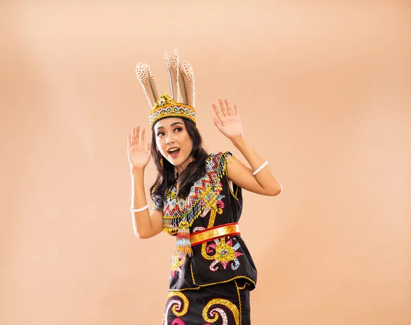 Conmocionado Mujer Asiática Traje Tradicional Dayak Tribu Pie Levantando Las —  Fotos de Stock