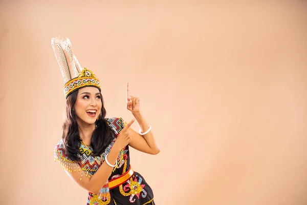 Feliz Asiático Mujer Tradicional Ropa Dayak Tribu Buscando Apuntando Hasta —  Fotos de Stock