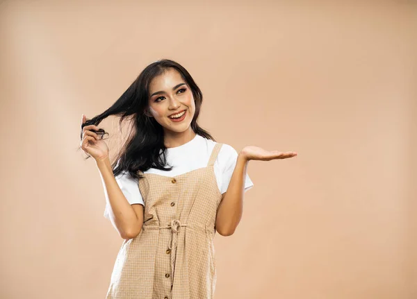 Asiatisk Kvinna Casual Kläder Spelar Hennes Hår Och Höja Hennes — Stockfoto