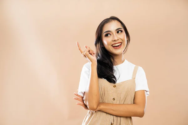 Азіатська Жінка Повсякденному Одязі Стоїть Посмішкою Дивлячись Вказуючи Ізольований Фон — стокове фото