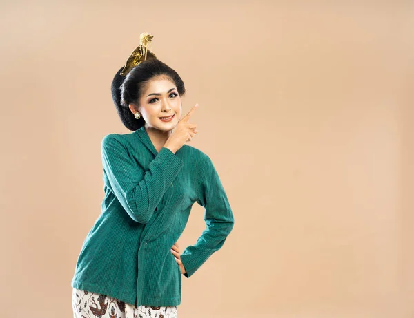 Usmívající Asijská Žena Zelené Kebaya Hledá Ukazuje Její Levé Straně — Stock fotografie