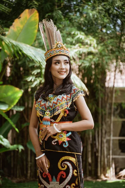 Ασιάτισσα Γυναίκα Παραδοσιακά Ρούχα Της Φυλής Dayak Στέκεται Χαμόγελο Στη — Φωτογραφία Αρχείου