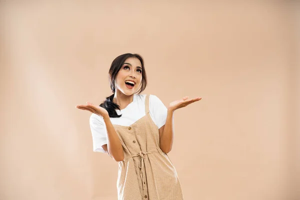 Asiatisk Kvinna Casual Kläder Stående Tittar Upp Och Lyfta Händerna — Stockfoto