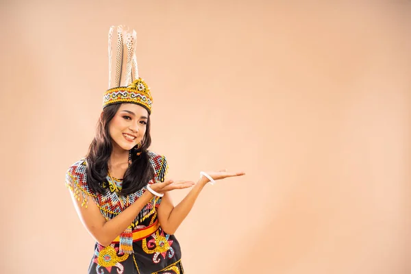 Asiático Mujer Rey Bibinge Pie Con Sonrisa Apuntando Vacío Espacio —  Fotos de Stock