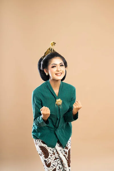 Šťastný Asijské Žena Zelený Kebaya Ohýbání Sevření Její Paže Izolovaném — Stock fotografie