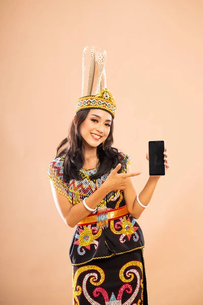 Asiático Mujer Rey Bibinge Pie Con Sonrisa Apuntando Blanco Teléfono — Foto de Stock