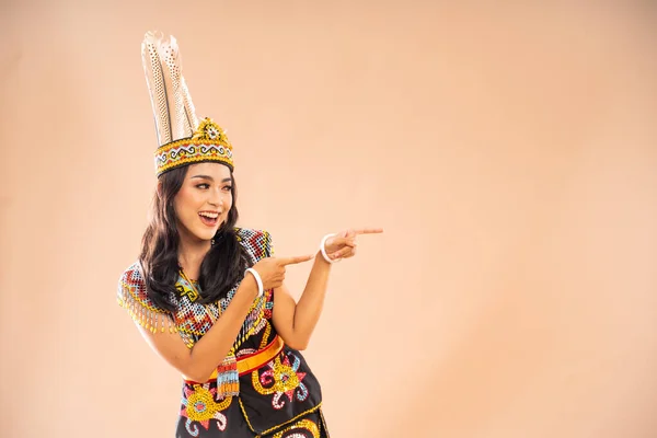 Azjatycka Kobieta Król Bibinge Patrząc Wskazując Jej Lewej Stronie Odosobnionym — Zdjęcie stockowe