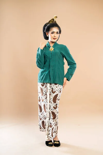 Asiático Mujer Verde Kebaya Pie Poner Mano Cintura Aislado Fondo — Foto de Stock