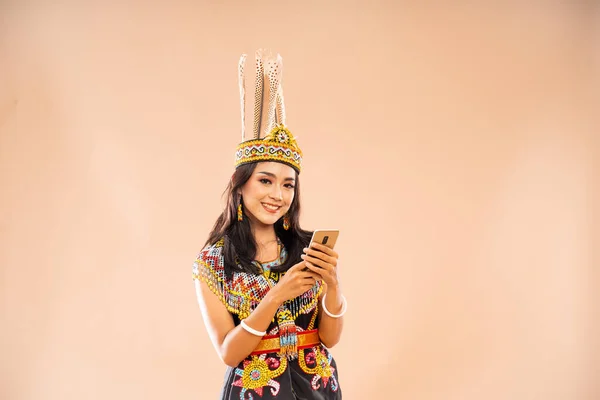 Asiático Mujer Rey Bibinge Sonriendo Mientras Usando Teléfono Aislado Fondo —  Fotos de Stock
