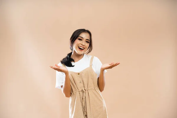 Słodkie Azji Kobieta Casual Ubrania Stojąc Uśmiechem Podnosząc Ręce Izolowane — Zdjęcie stockowe