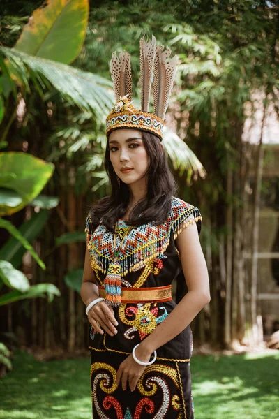 Ασιάτισσα Γυναίκα Παραδοσιακά Ρούχα Της Φυλής Νταγιάκ Στέκεται Σοβαρό Πρόσωπο — Φωτογραφία Αρχείου