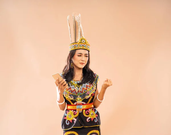 Aziatische Vrouw Koning Bibinge Staan Met Gesloten Ogen Gebald Haar — Stockfoto