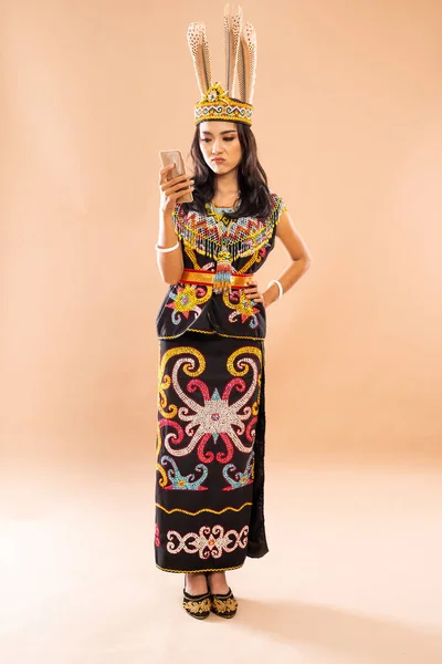 Mujer Asiática Ropa Tradicional Tribu Dayak Pie Con Cara Hosca —  Fotos de Stock
