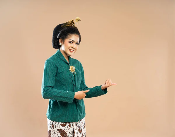 Javanese Kvinna Grön Kebaya Stående Och Pekar Med Tummarna Isolerad — Stockfoto