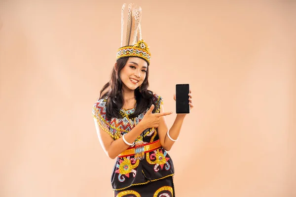 Średnie Zbliżenie Azji Kobieta Król Bibinge Stojąc Uśmiechem Wskazując Pusty — Zdjęcie stockowe