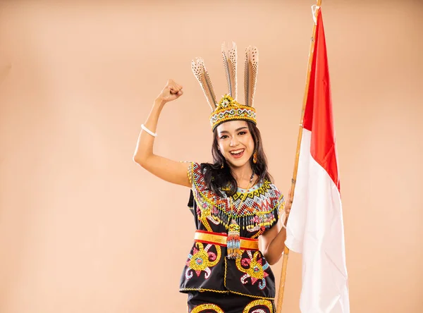Aufgeregte Frau Traditioneller Kleidung Des Dajak Stammes Steht Mit Geballtem — Stockfoto