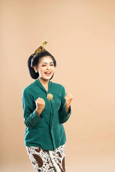Podekscytowana Azjatycka Kobieta Zielonej Kebaya Stojąc Zamkniętymi Oczami Podczas Zginania — Zdjęcie stockowe