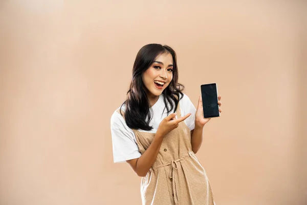 Mulher Asiática Roupas Casuais Apontando Telefone Branco Fundo Isolado — Fotografia de Stock