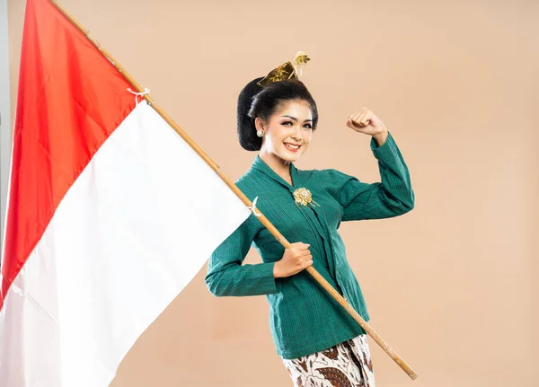 Azjatycka Kobieta Zielonej Kebaya Stojąc Trzymając Indonezyjską Flagę Zaciskając Rękę — Zdjęcie stockowe