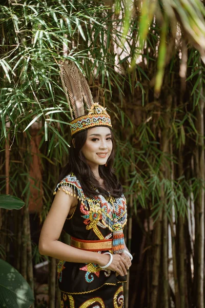 Asiático Mujer Rey Bibinge Pie Con Sonrisa Delante Los Bambúes —  Fotos de Stock