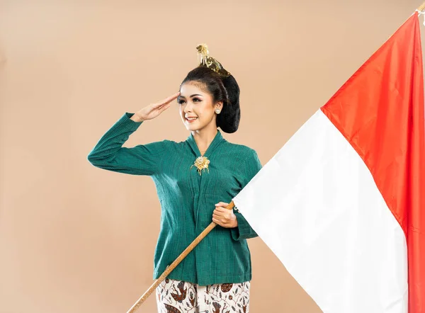 Азиатка Зеленой Кебайе Стоит Глядя Прямо Приветствием Держа Индонезийский Флаг — стоковое фото