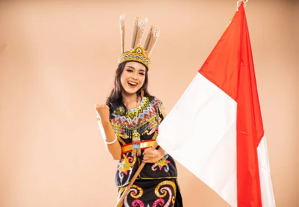 Mulher Asiática Conjunto Roupas Tradicionais Dayak Tribo Com Braço Apertado — Fotografia de Stock