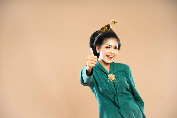 Javanese Kvinna Grön Kebaya Stående Med Tummen Upp Isolerad Bakgrund — Stockfoto