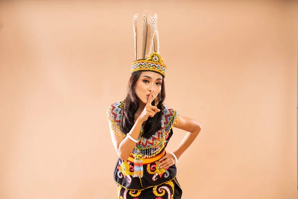 Ασιάτισσα Γυναίκα Παραδοσιακά Ρούχα Της Φυλής Ντάιακ Έβαλε Χέρι Της — Φωτογραφία Αρχείου