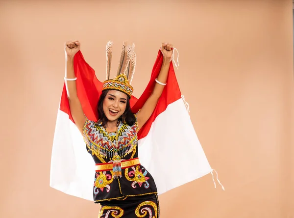 Azjatycka Kobieta Tradycyjnych Ubraniach Plemienia Daak Stoi Uśmiechem Chwytając Indonezyjską — Zdjęcie stockowe