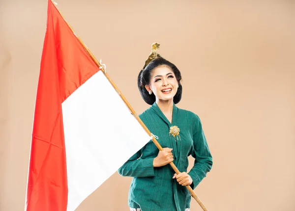Азиатская Женщина Зеленой Кебае Стоя Улыбкой Держа Индонезийский Флаг Изолированном — стоковое фото