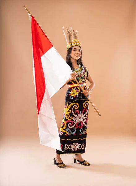 미소를 머금고 인도네시아 국기를 아름다운 — 스톡 사진