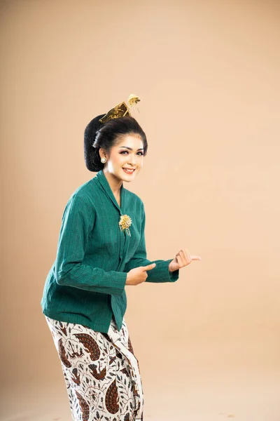 Γιαπωνέζα Γυναίκα Πράσινο Κεμπάγια Στέκεται Χαμόγελο Ενώ Δείχνει Τους Αντίχειρές — Φωτογραφία Αρχείου