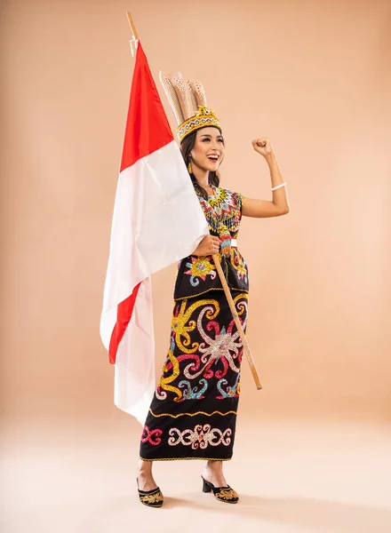 Kral Bibenge Deki Asyalı Kadın Bağırarak Kolunu Sıkarken Endonezya Bayrağını — Stok fotoğraf