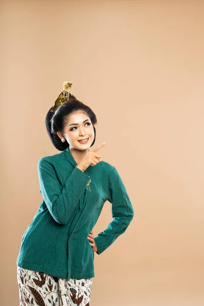 Ásia Mulher Verde Kebaya Olhando Apontando Ela Lado Esquerdo Enquanto — Fotografia de Stock